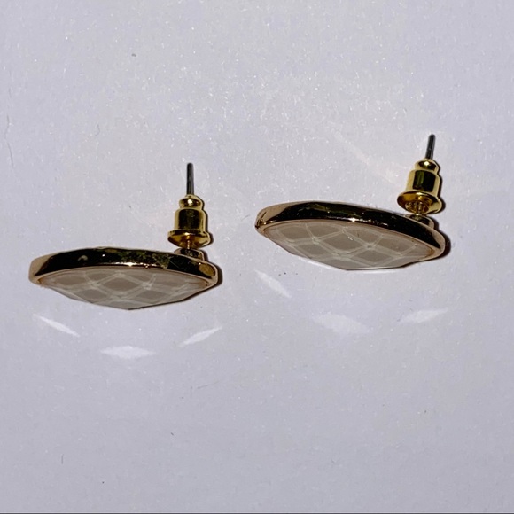 Timeless stud earrings - Picture 3 of 4